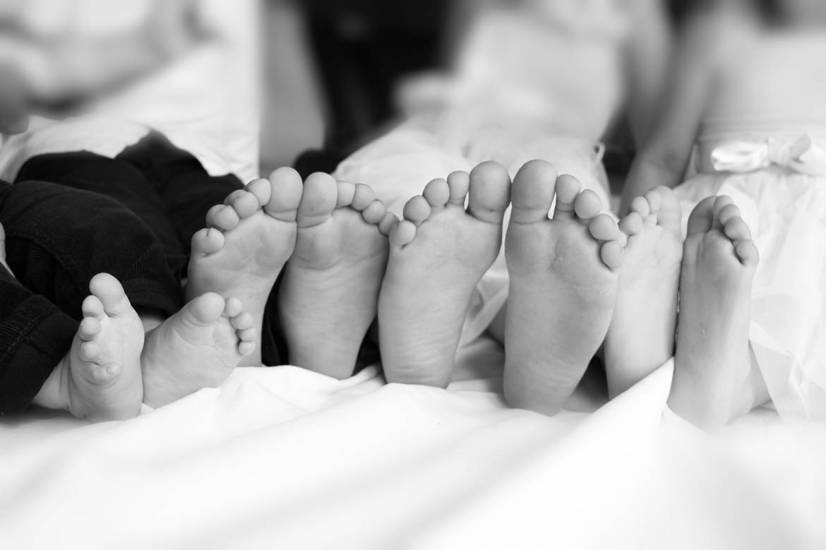 feet-2796905_1920-1.jpg